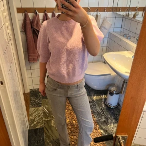 Stickad kortärmad - Jag säljer en lila stickad kortärmad från vero Moda. Knappt använd och luftig nu till våren. 