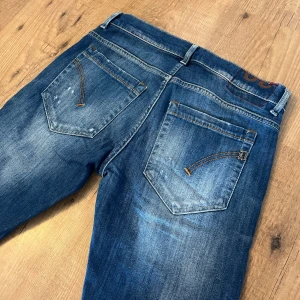 Dondup jeans - Säljer ett par jeans från dondup med feta slitningar. Jeansen är i storlek 30 men passar W28 eller W29 bäst. De är i toppe skick och har inga defekter hör bara av er vid eventuella frågor!💯🙏