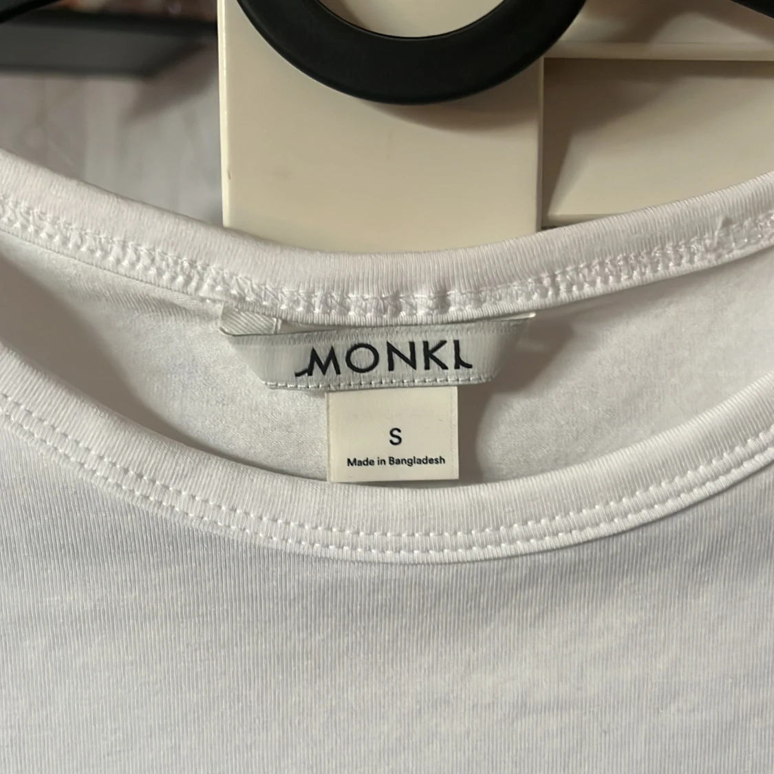 Vit t-shirt med lila rosett från Monki - 2