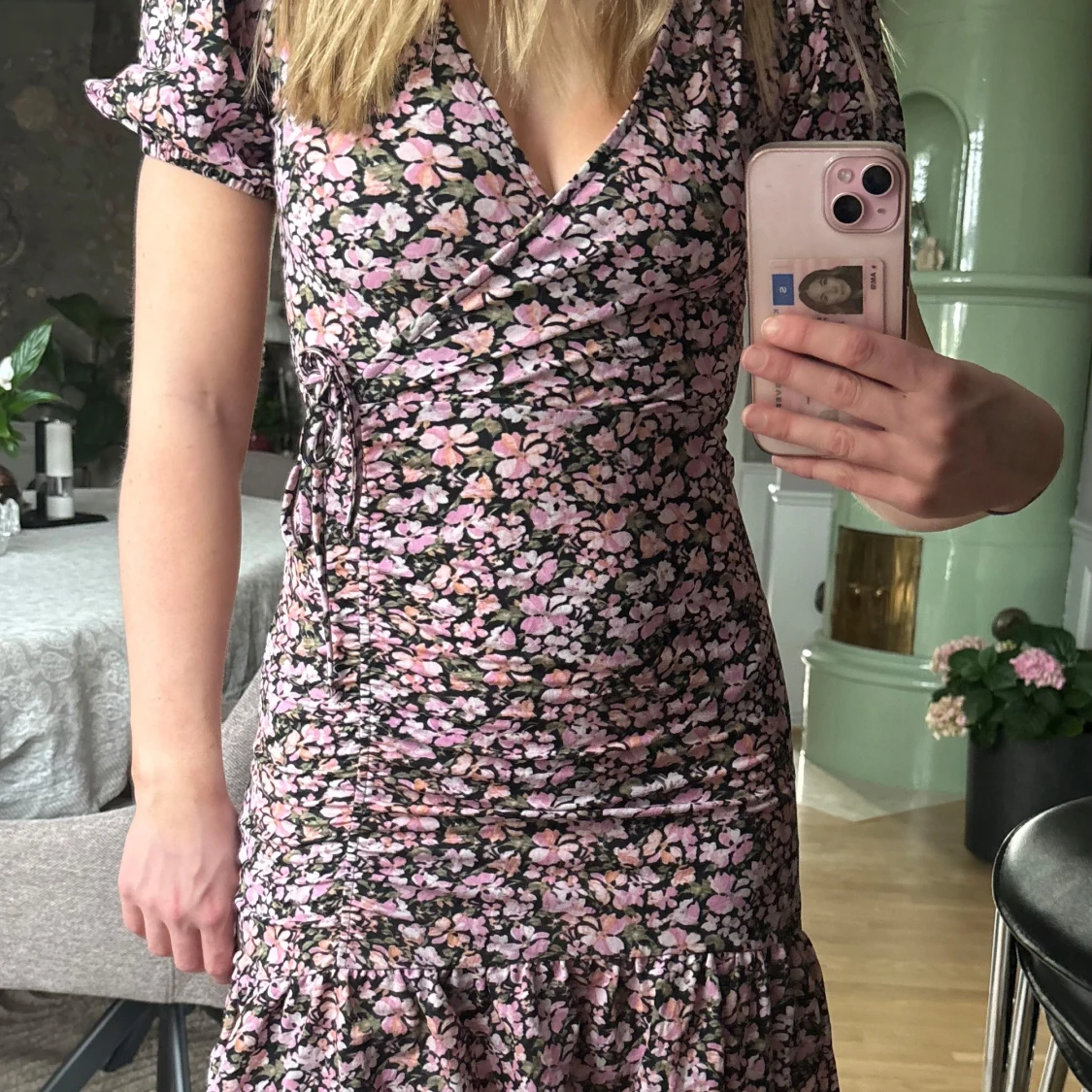 Blommig omlottklänning med volang