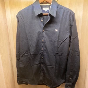 Burberry skjorta  - Hej! Säljer nu min skjorta från märket Burberry , storlek M bra skick, givetvis äkta. Tveka inte på att höra av dig om du har frågor eller funderingar kring skjortan ! 