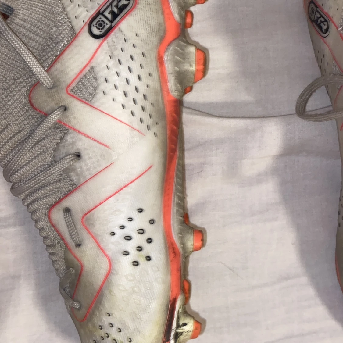 Gråa fotbollsskor från Puma med röd detalj - 3