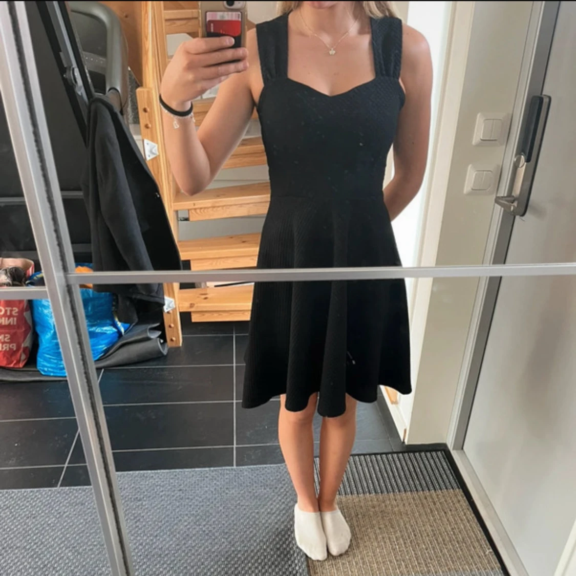 Svart klänning med breda axelband