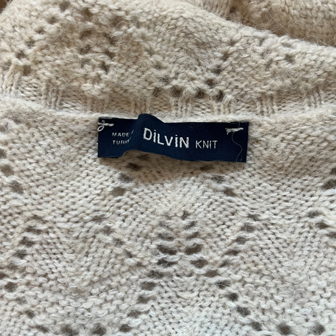 Beige stickad tröja med volang från Dilvin - 2