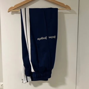 Mörkblå mjukisbyxor från Palm Angels - Palm Angels byxor, storlek S knappt använda vid snabb affär kan priset diskuteras 