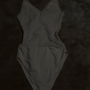 Body  - En jättefin somrig smutsvit body från Istanbul. Den har jättefina detaljer, den är helt oanvänd och köptes för 300 kr!🤍