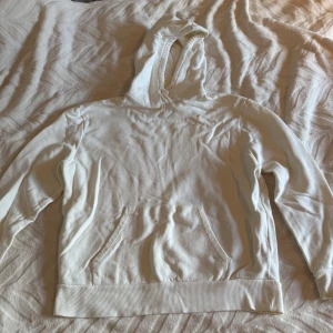 Vit hoodie  - Säljer en klassisk vit hoodie från NA-KD i storlek XS. Supermysig och fin, använd några gånger. 160kr inkl. Frakt