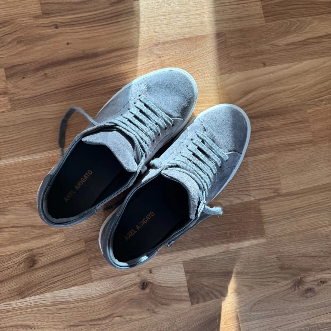 Grå sneakers från Axel Arigato - 3