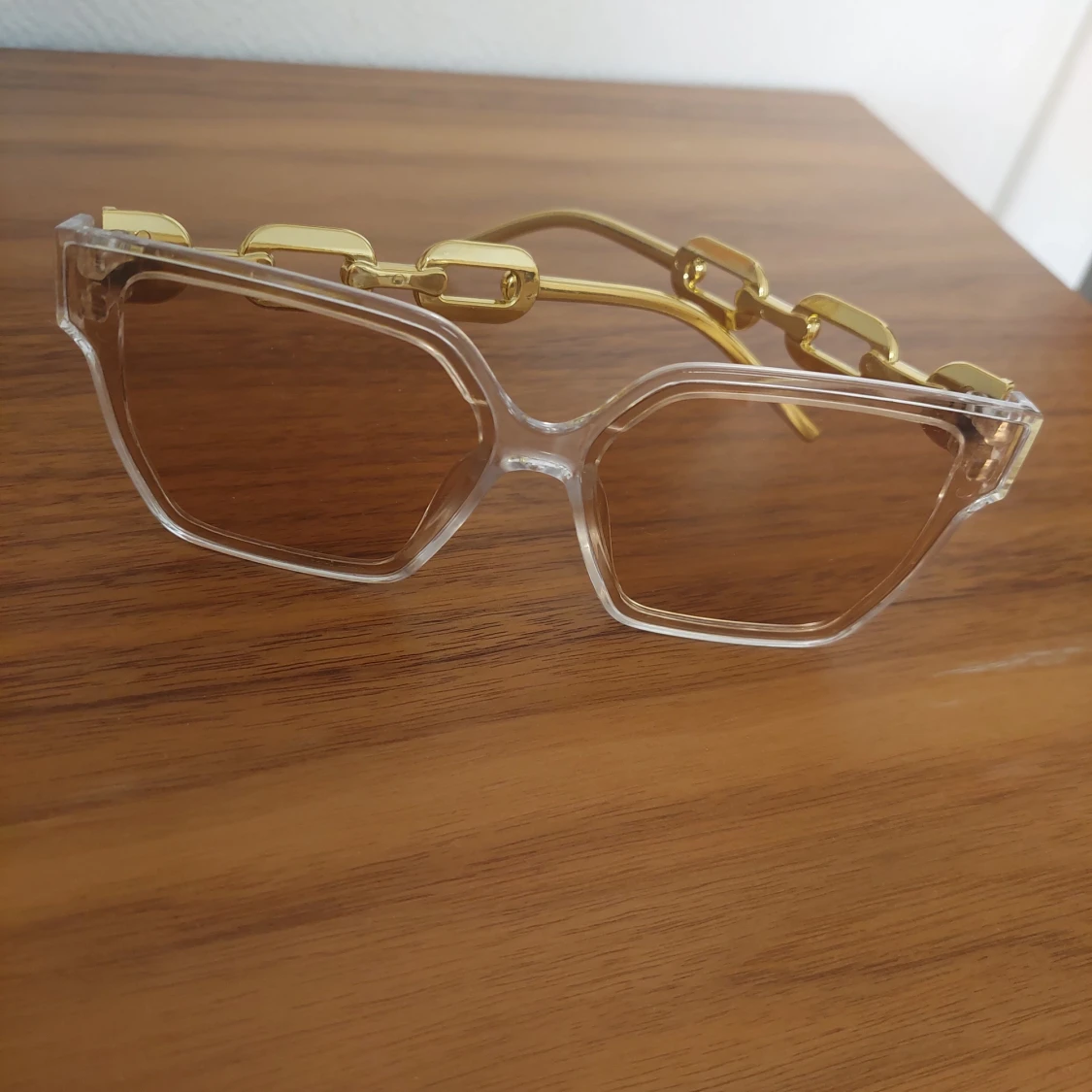 Transparenta fyrkantiga solglasögon med gulddetaljer - 4