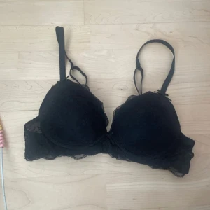 Fin bh! - Jätte snygg bh i fin spets! Aldriga använd köpte på Ullared men säljer för att den var för stor. Ko på dm om ni undrar något❤️❤️