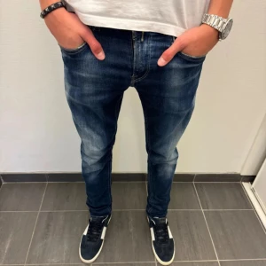 Replay jeans - Snygga mörkblå Replay jeans i nyskick .De har en slim passform och passar Perfekt till allt