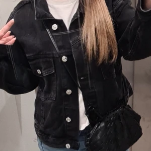 Jeansjacka - Säljer en jättefin svart jeansjacka från Mango i xs, använd fåtal gånger och inga defekter. !De är mina bilder, skriv för ev. fler!💕
