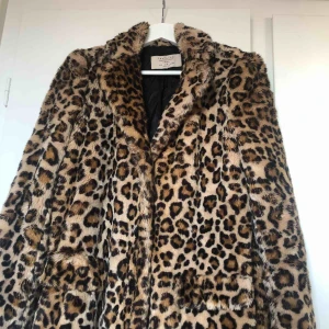  - Leopard faux fur kappa från Zara. Går till strax över knäna på mig som är 1,67 lång. Använd men hel och i gott skick! Tre svarta knappar fram, fickor på sidorna, asfin. Frakten tillkommer om den ska skickas, kan annars mötas upp! ✨🐆