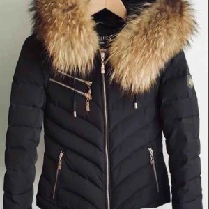  - Hollies chantel Äkta päls Knappt använd  Storlek 38 som S