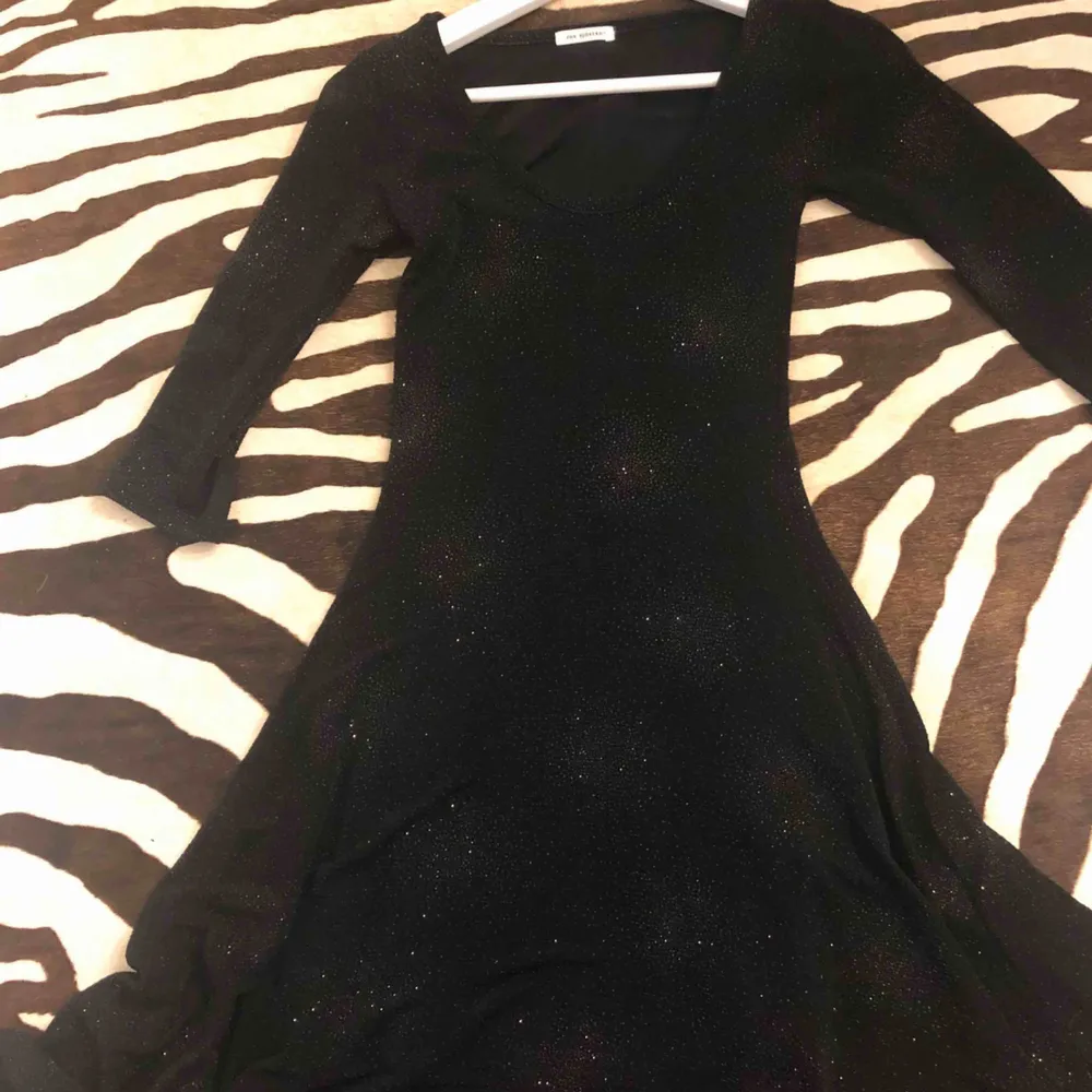 Tight svart glitterklänning, perfekt för alla vinterns fester eller nyår! . Klänningar.