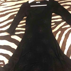 Tight svart glitterklänning, perfekt för alla vinterns fester eller nyår! 