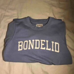  - En jätte fin ljusblå tjocktröja från Bondelid! Säljer då den blivit för liten ( XS ) annars i super skick. Den kostar 70 kr plus frakt på det😊