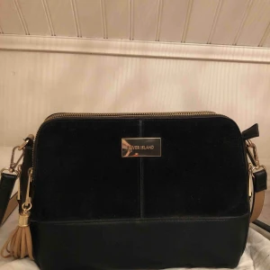  - River Island Väska, använd max 2 gånger, den är som ny! Ny pris= 549kr.  Perfekt storlek, rymmer mycket + går att justera axelbandet. Kan mötas upp i Karlskrona eller fraktas (köparen står för frakten)