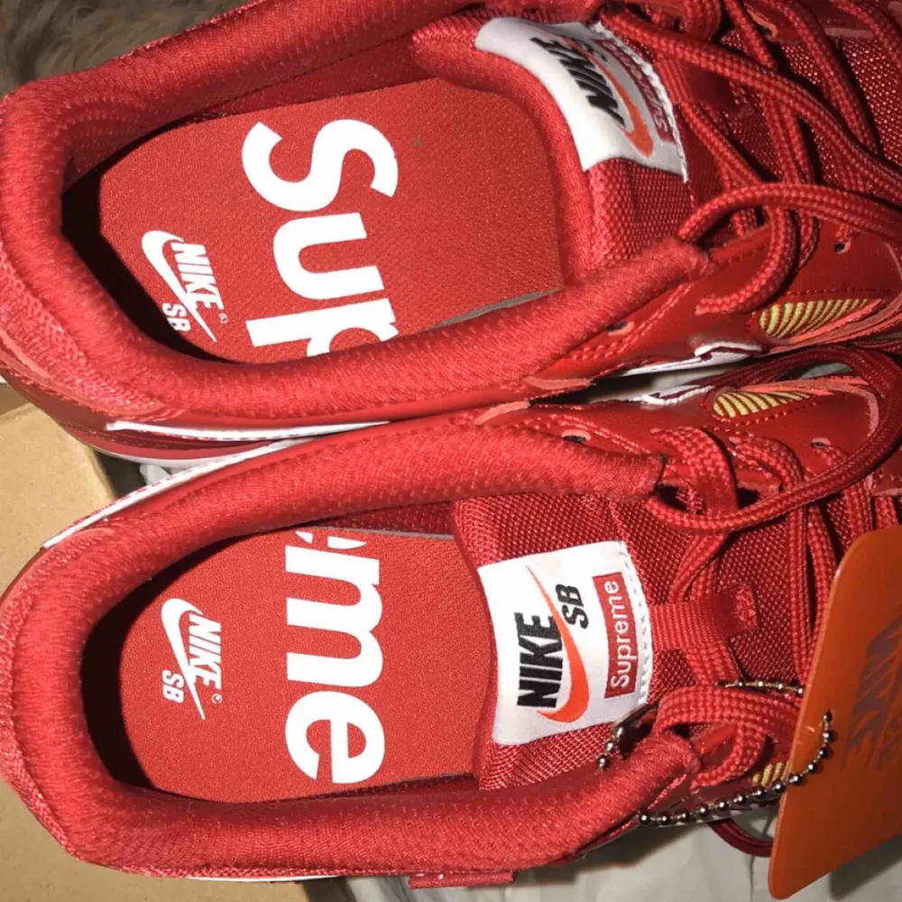Supercoola Nike x Supreme skor (äkta) med lappar kvar och lådan om det önskas!! Säljer pga att de är för små för mig. Frakt ingår men möts också gärna upp i Malmö/Lund 🖤✨ . Skor.