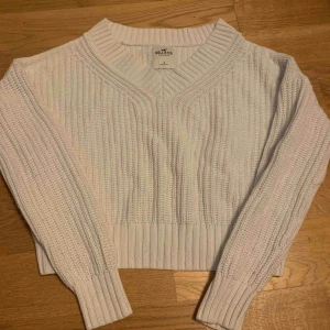  - Stickad tröja från Hollister. Frakt 10kr