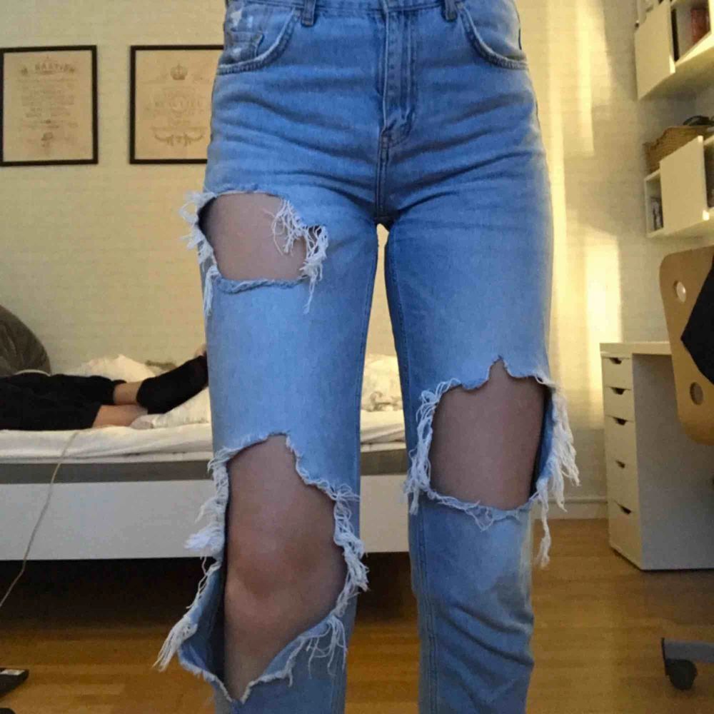 ❗️FRAKT INGÅR❗️ Passar även strl S. Superfina jeans i lösare modell från BikBok. Sitter bra på mig som är ca 177cm lång. De har även en slitning lite längre ner på benets framsida (bild 3). Jättefint skick! Kan även mötas upp i Umeå till billigare pris.. Jeans & Byxor.