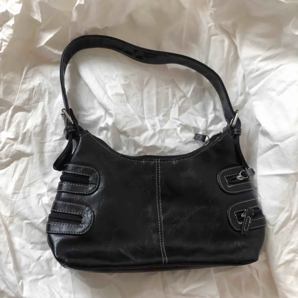 Liten svart väska ☀️ Följ secondvintagesweden @ instagram för fri frakt  3 för 2 på allt  Jag postar varje fredag, lördag och söndag . Väskor.