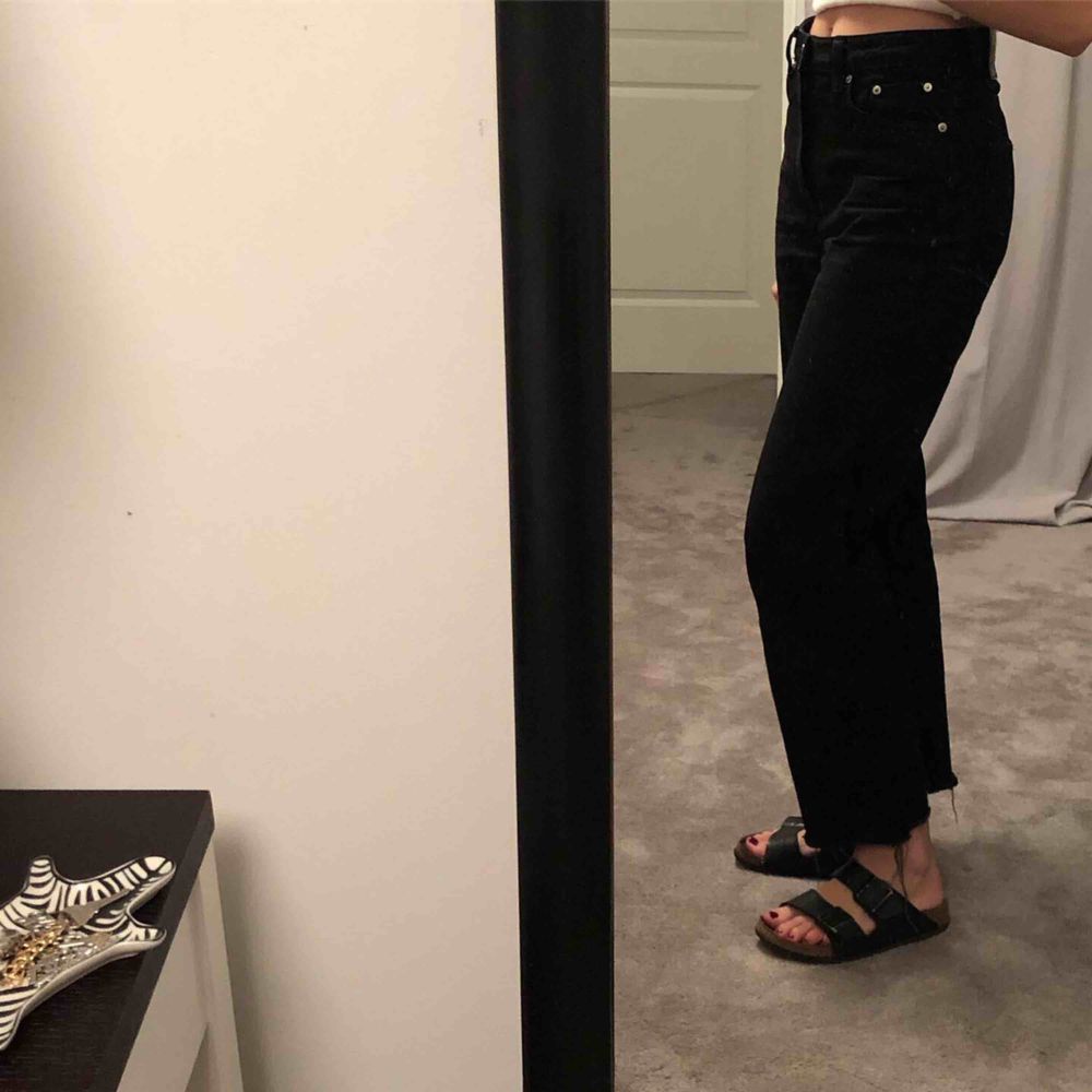 Svarta raka jeans från weekday med slitningar nertill.<3. Jeans & Byxor.