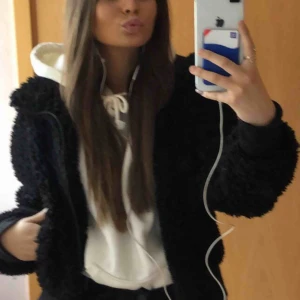  - Svart Teddy jacka från zara!! Hög krage, fickor och dragkedje stängning. I fint skick! 💘💘