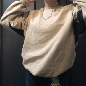  - Jag säljer en skit cool beige tjocktröja med mörkblåa detaljer av märket umbro. Mjuk och varmt, bra nu till kylan. Köparen står för frakt! 😊