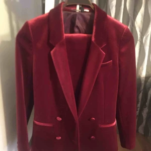  - Kostym från Topshop i sammet , använt bara en gång .