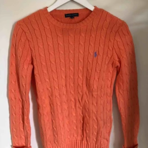  - Kabelstickad tröja ifrån Ralph Lauren, nästan aldrig använd så den är i nyskick. Frakt tillkommer! 
