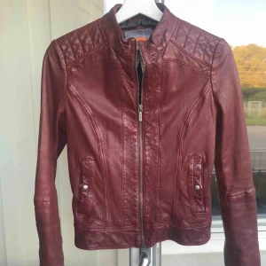  - Säljer min skinnjacka från Boss, i nyskick, använd 3 gånger, nypris 5000:- 