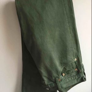  - Skitsnygga 501or Levi’s. Militärgröna. Bra skick men retro känsla. Älskar! Köpare står för frakt. Eller så möts vi på söder! 