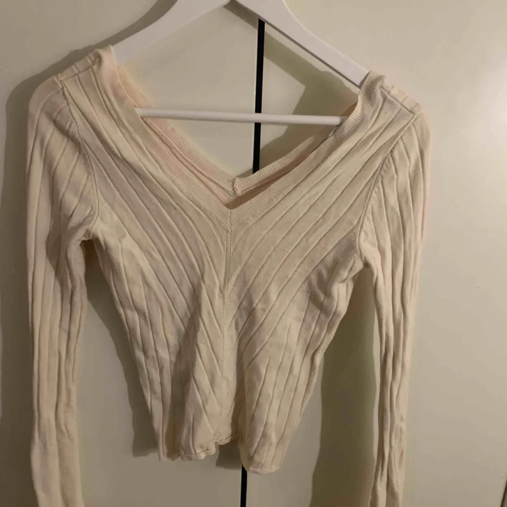 Denna tröjan är från Chiquelle och det är väldigt comfy i materialet. Den är V ringad både fram och bak. Färgen är krämig vit. Ganska stretchig. +frakt. Toppar.