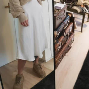  - Superfin satinkjol från monki, aldrig använd 