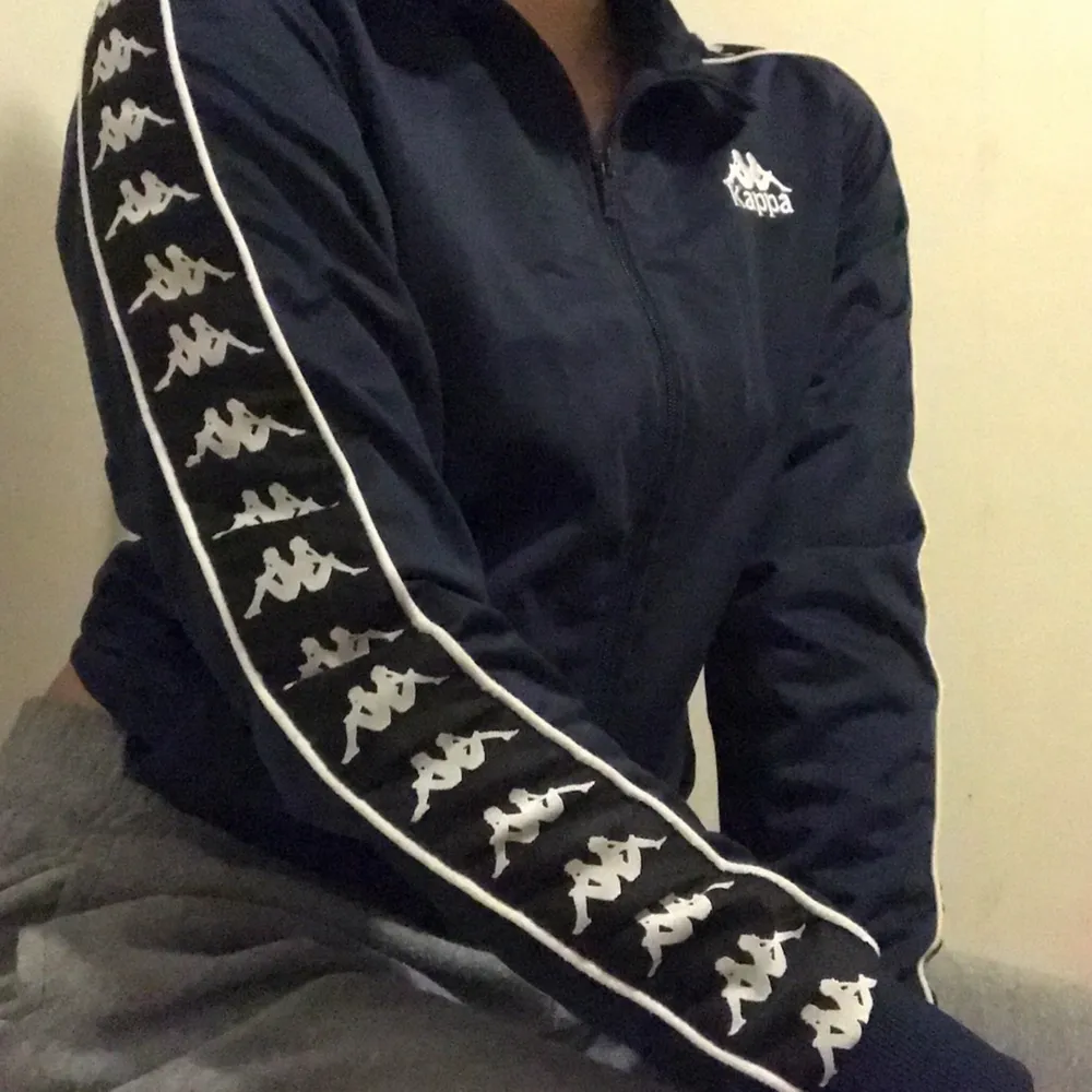 Säljer min kappa tracksuit      , om ni undrar något är det bara att fråga. . Hoodies.