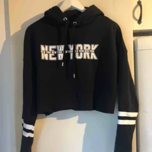  - En svart hoodie från h&m, aldrig använd! Storlek M men kort i modellen! Skickas ej!💗