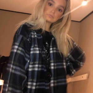  - Säljer åt min syster!⚡️ så snygg!! nästan exakt likadan som den ja sålde sist som blev väldigt populär! Storlek M herr (jag på bild har vanligtvis xs) går till ca 15 cm under rumpan!⭐️köpt på marknad denna också! Budet på förra slutade på 500 exkl frakt!