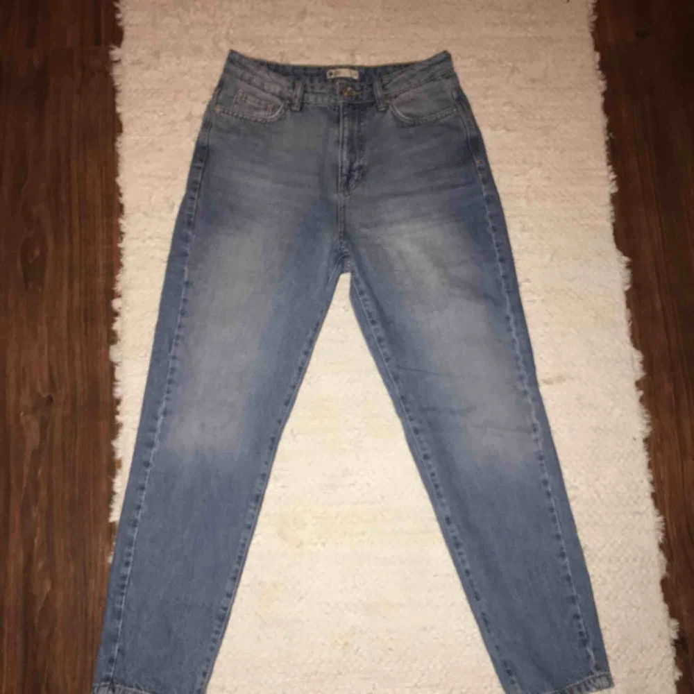 Så gott som nya högmidjade jeans från Gina Tricot i mom-jeans liknande modell, endast testade! Passar mig som är 163 i längden perfekt. Fraktar eller möts upp på Södermalm. . Jeans & Byxor.