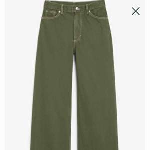 Väldigt fina Militärgröna Yoko jeans från monki. Dom har krympt en aning i tvätten och dom är använda några gånger, men dom är i väldigt bra skick ändå. Köpta för 400kr på monki.