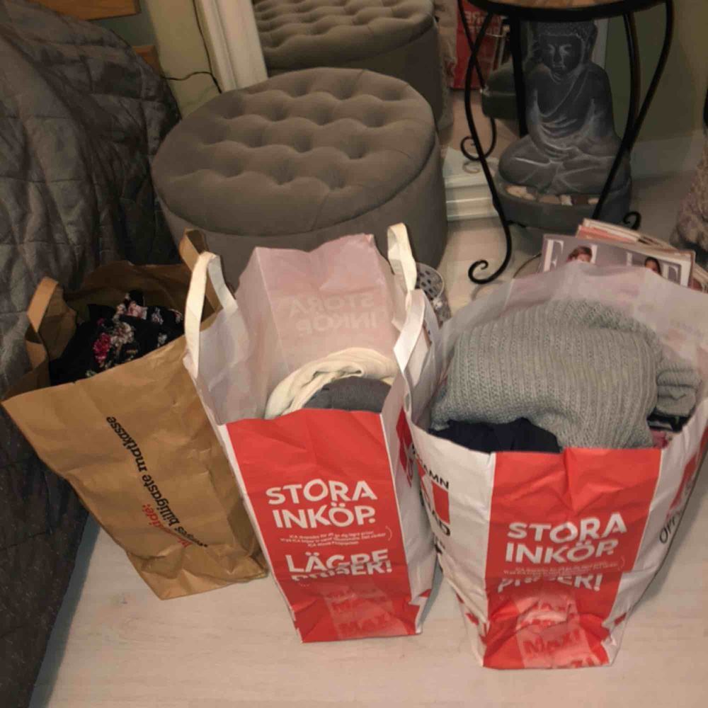 2 och 1/2 fyllda kassar med massor av kläder. Det var dags för en rensning i garderoben och det blev en hel del fina kläder jag inte har användning för! 2 Levis shorts, 2 jeans, 2 kjolar, ett blommigt sett med byxa och tröja, flera toppar och tjocktröjor. Blusar.