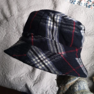  - Coolaste flanell hatten! Köpt på secondhand men aldrig använd av mig/bra skick Lite tjockare material (typ som skjortorna) så perfekt i detta vädret!! sitter bra på mig som har 56-57cm omkrets INKL FRAKT  Ner info i kommentarsfältet