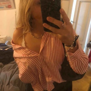  - Assnygg skjorta från Gina tricot i storlek 42! Ja använder den som en oversized och brukar stoppa in den lite längst ner om ja har kjol eller jeans! ⭐️💥