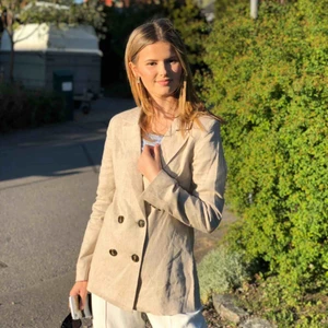  - En fantastisk blazer från na-kd som tyvärr ej kommer till använding. Använd fåtal gånger, nypris var 699. Säljer nu för 270 + frakt 🥰