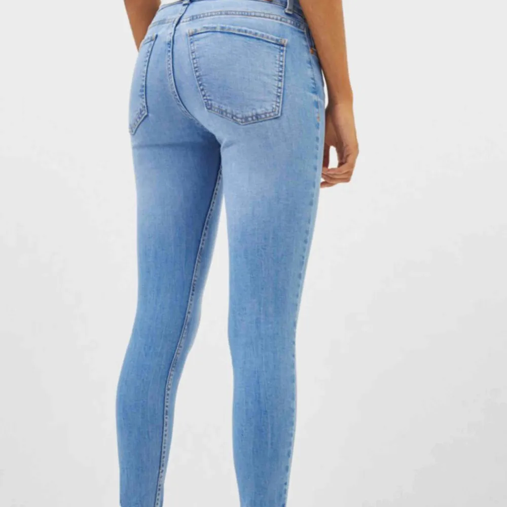 gratis frakt! Jeans från bershka oanvända! Storlek 34. Är för kort för dom. (148cm). Nypris 299. Jeans & Byxor.