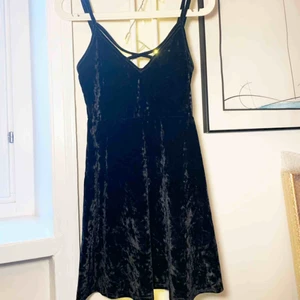  - Klänning från Urban Outfitters i sammet. Kortare slip modell med klockad kjol i stretch tyg. Otroligt snygg att ha till både vardags och fest samt snyggt att ha över T-shirten för mer casual look. Längd mitt bak (mätt precis ovanför bh-bandet) 56cm. 