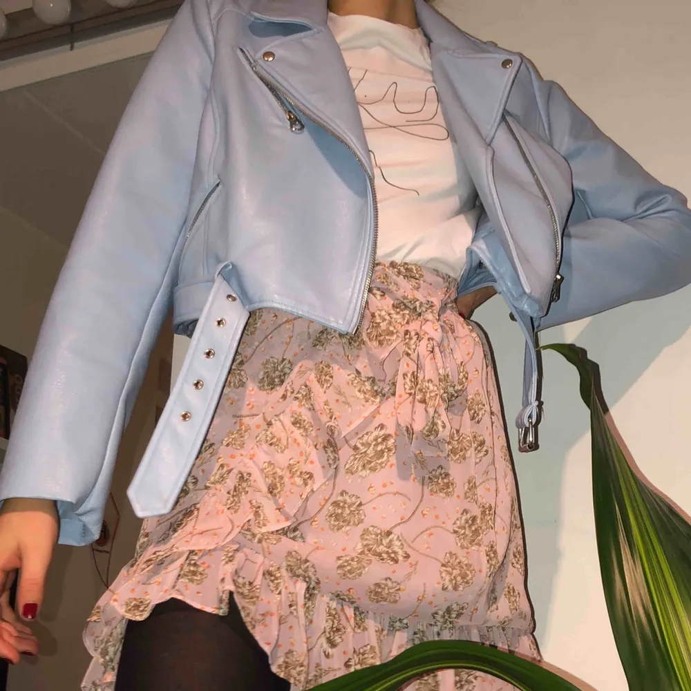 SUPERSNYGG och unik, blå skinnjacka från Zara. Köpt i strl L men passar mig oversized som är XS/S. pimpar verkligen upp en outfit! väldigt fint skick då jag använt den mycket sparsamt!! frakt tillkommer!<3. Jackor.