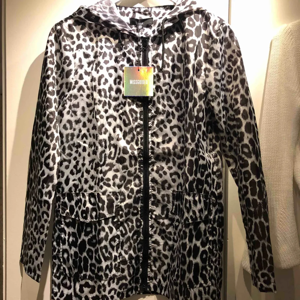 Passar xs-s. Köpt på asos.  Grå leopard färgad regn jacka.  Möta upp i Göteborg eller postar. Jackor.