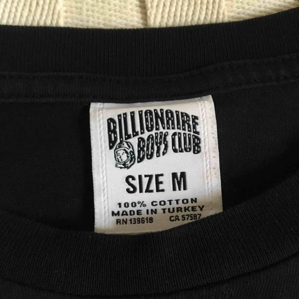 Billionaire Boys Club t-shirt in Polka Dot. Använd men väl omhändertagen och är i jättebra skick. Har inte kommit till användning på senaste så den förtjänar nytt liv hos ny ägare🐼🍦 Frakt tillkommer alternativt mötas upp i Gbg.. T-shirts.