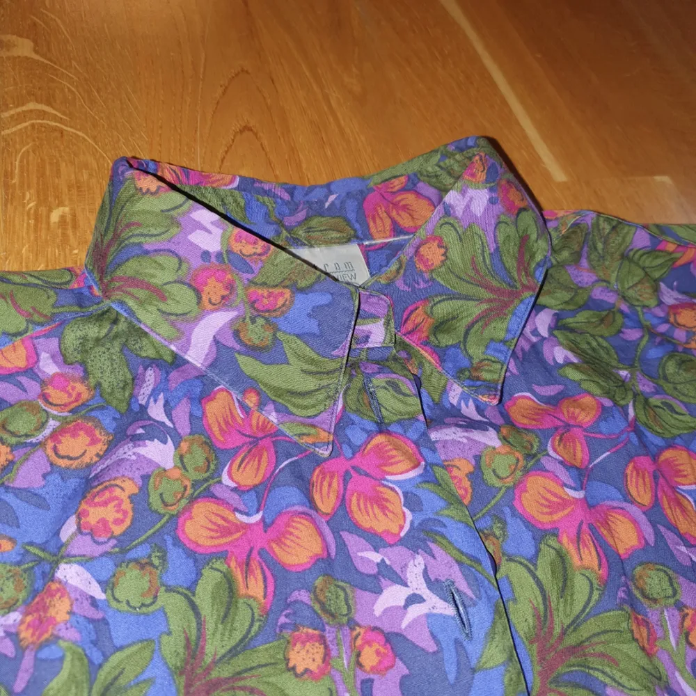 unik vintage lilablommig cropped skjorta i superskick. från nordstrom, bra kvalitet. knytband vid midjan!🌻 frakt 40kr. Skjortor.